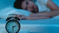 Proč se vždy probouzím kolem 3–4 hodiny ráno? Zde jsou nejčastější důvody a co s nimi můžete dělat.