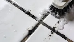 Černé spáry mezi obklady: proč vznikají a jak je doma rychle vybílit