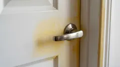 Bílé dveře žloutnou a kazí dojem? Takhle je zesvětlíte doma a bez chemie navíc