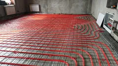 Podlahové vytápění v bytě: teplovodní vs. elektrické a co se vyplatí v Česku