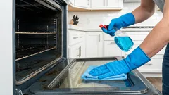 Jak odstranit mastnotu z trouby bez agresivních chemikálií