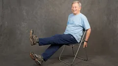 Rozcvička na židli pro seniory nad 65 let: 20 minut na uvolnění krku, zad a boků